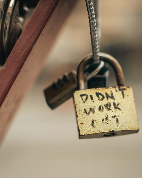Katanac sa natpisom „didn't work out", simbolično za raskid i životne promene